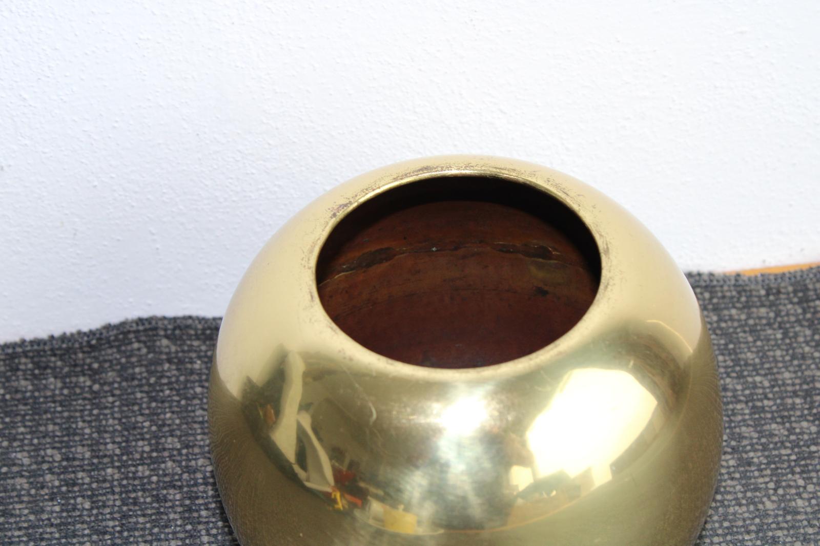 K9. Mosazná váza koule  15 cm - Starožitnosti