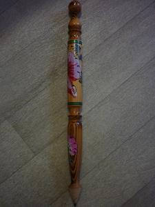 Veliká dřevěná tužka - malovaná - 49 cm dlouhá