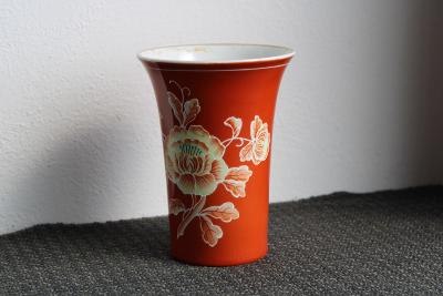 L2. Porcelánová váza 15,5 cm