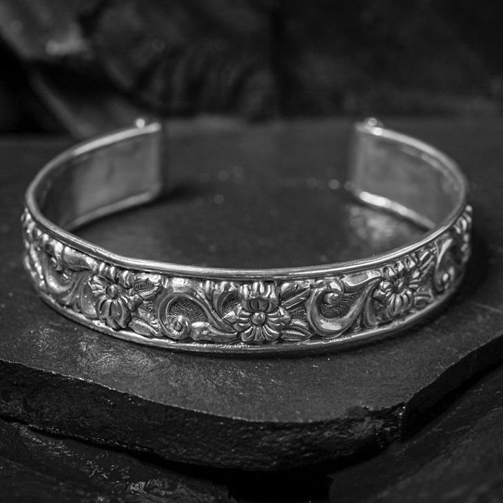 Stříbrný náramek s rytými květinami - Šperky
