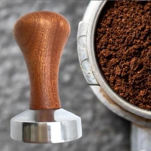 Pěchovač kávy ke kávovaru - nerez ocel a dřevěná rukojeť. Průměr 51 mm
