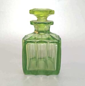 flakonek ze zeleného broušeného skla