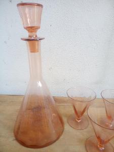 Stará skleněná karafa se zátkou a skleničky