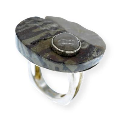 Stříbrný prstýnek s kamenem velikost 58