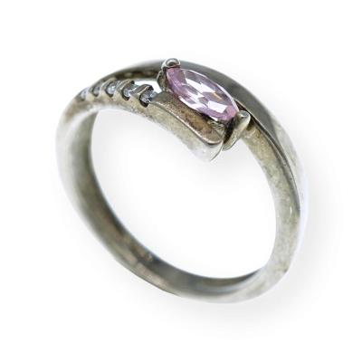 Stříbrný prstýnek s růžovým kamínkem a blyštivými kamínky velikost 53
