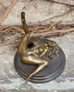 Bronzová socha - Ležící nahá žena sexy soška 
