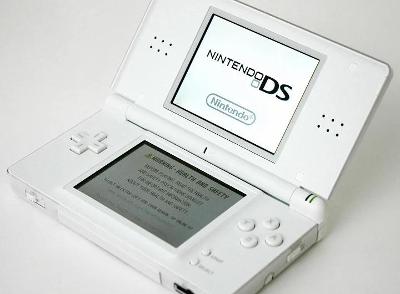 Nintendo DS lite bílá  + hra Cars  plně funkční