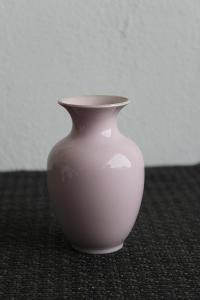 K3. Porcelánová vázička růžová 10,5 cm