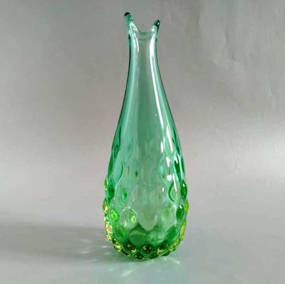 váza z hutního skla foukaná do optické formy