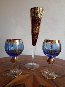 2x lištovaná sklenice + 1x plastická zlacená sklenice.