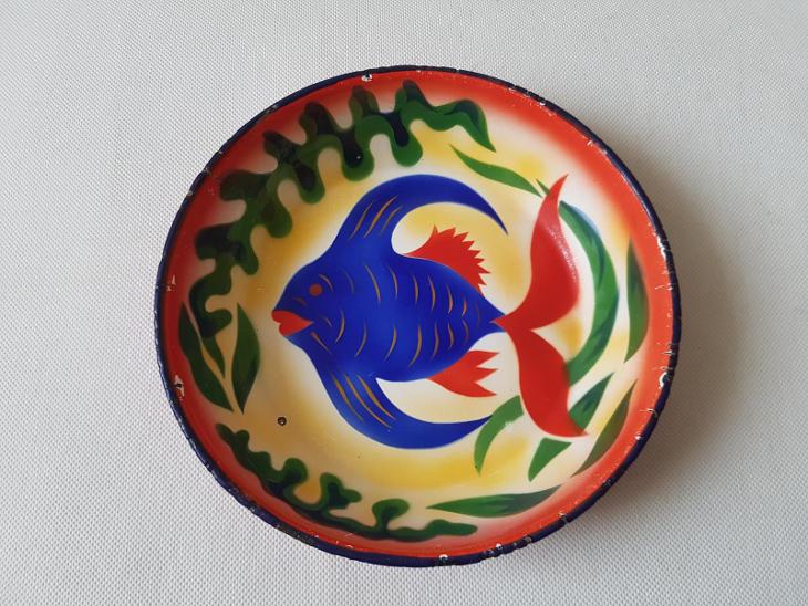 Starý barevný smaltovaný talíř talířek ryba smalt dekorace 20cm