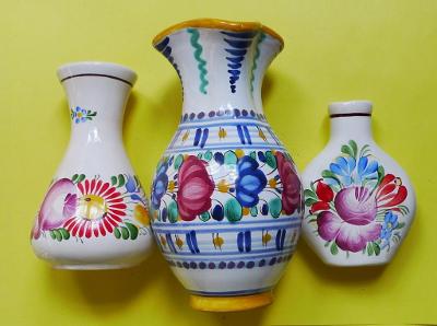 Stará glazovaná keramika - soubor folklorních váziček - 3ks
