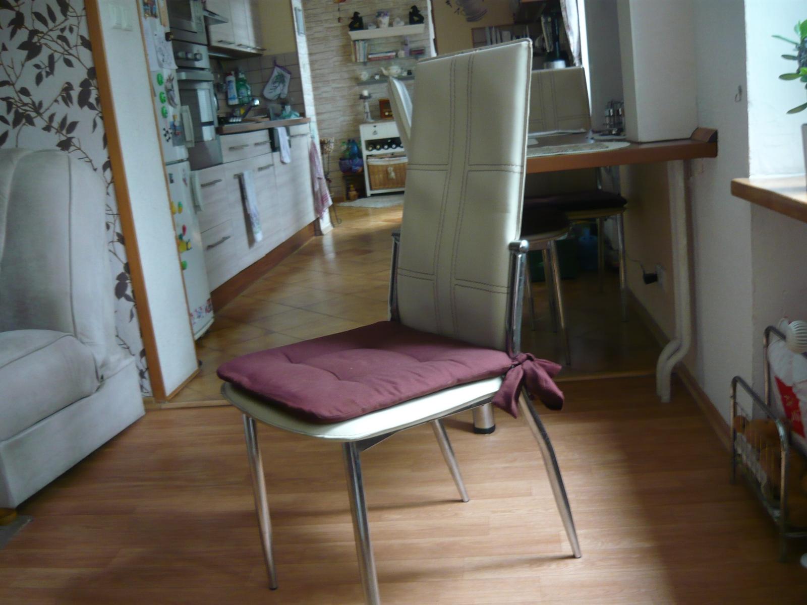 čtyři židle ke kuchyňskému stolu - Nábytek