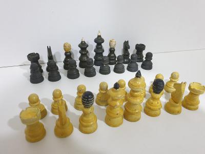 Staré dřevěné šachové figurky