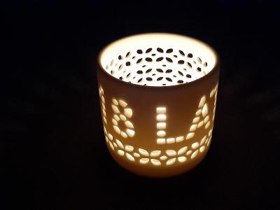 Keramický svícen na čajovou svíčku s polským plastickým nápisem 18 LAT