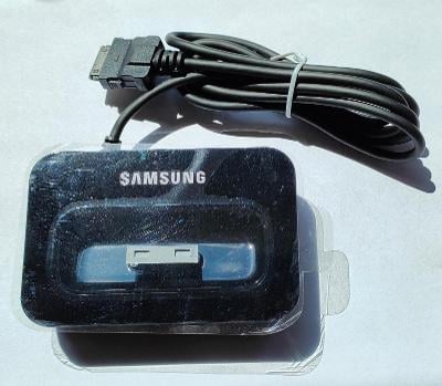 Držák na mobilní telefon Samsung včetně datového propojení.