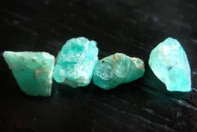 Smaragd - přírodní krystalky v pěkné barvě - Kolumbie