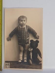 Starožitná foto-pohlednice, ĎÍTĚ S PLYŠOVÝM MEDVĚDEM 1928