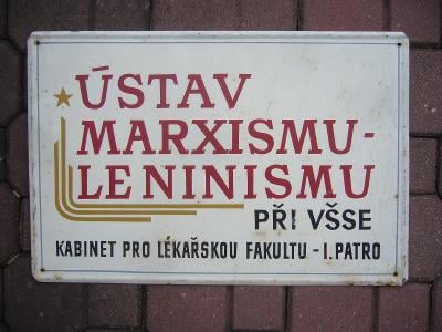 stará smaltovaná cedule "Ústav Marxismu - Leninismu"