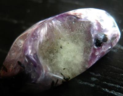 Čaroit - vzácný minerál ze Sibiře - tromlovaný kousek