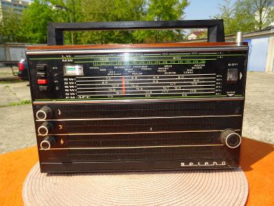 Staré přenosné ruské rádio  - Selena