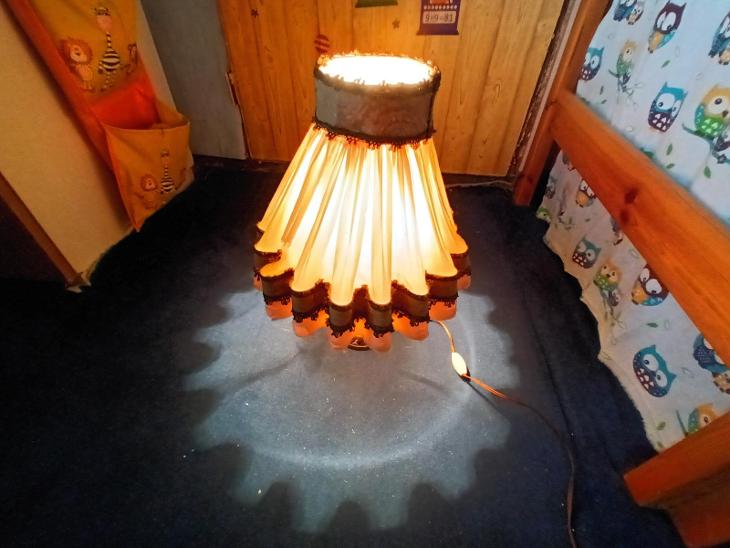 Stolni lampa s textilním stínidlem