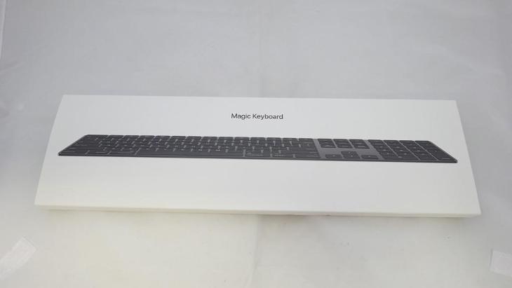Klávesnice Apple model A1843 s numerickou klávesnicí