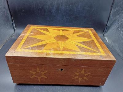 Dřevěná krabice s intarzií 30x22x12 cm (16577)