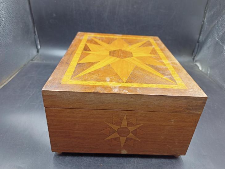 Dřevěná krabice s intarzií 30x22x12 cm (16577)