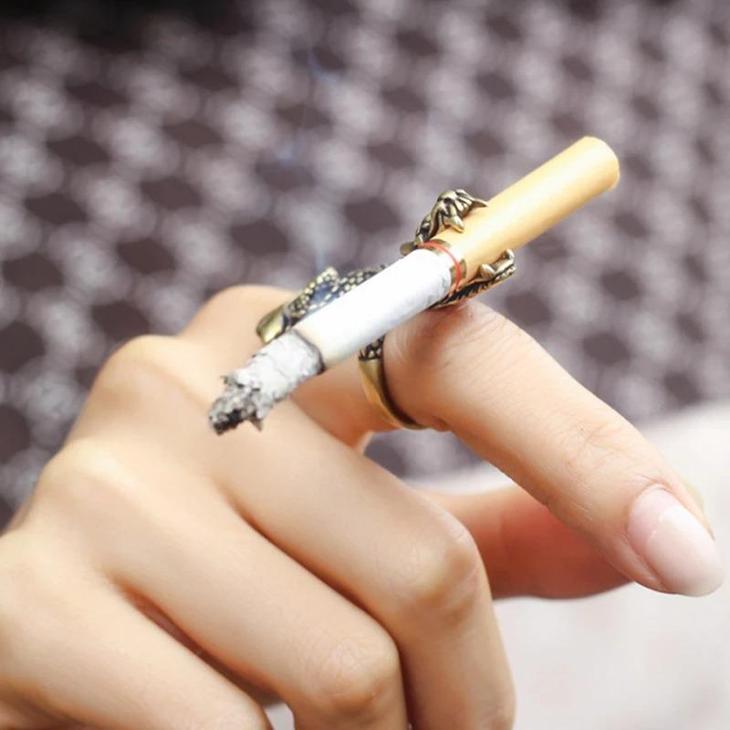 ČÍNSKÝ DRAK PRSTEN držák na cigarety orientální kouřeni tabák bronz