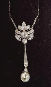 Platinový secesní náhrdelník s diamanty, 1,07 ct