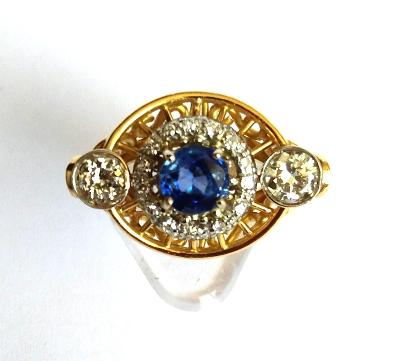 Zlatý prsten se safírem a s diamanty, 1,05 ct