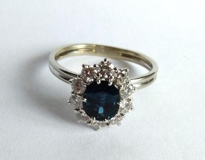 Zlatý prsten se safírem a diamanty, 0,70 ct