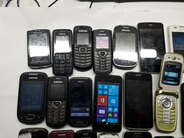*** 25 kusů mobilních telefonů  na díly - od 1kč,- *** - Mobily a chytrá elektronika