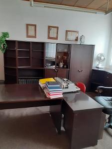 Kancelářský nábytek, masiv, hnědý