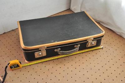 Menší starý cestovní kufr - značeno 2