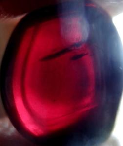 Granát pyralmandin - tromlovaný kousek