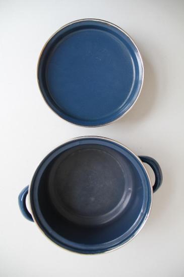 modrý smaltový kastrůlek s pokličkou  VÍC V POPISU - Vybavení do kuchyně