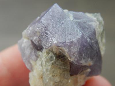 Pěkné krystaly spinelu v matrixu, Afghánistán
