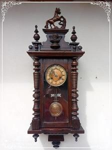 Starožitné dřevěné nástěnné půlové figurální hodiny s koníkem  
