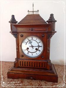 Starožitné mechanické krbové zdobené půlové hodiny Junghans *1888