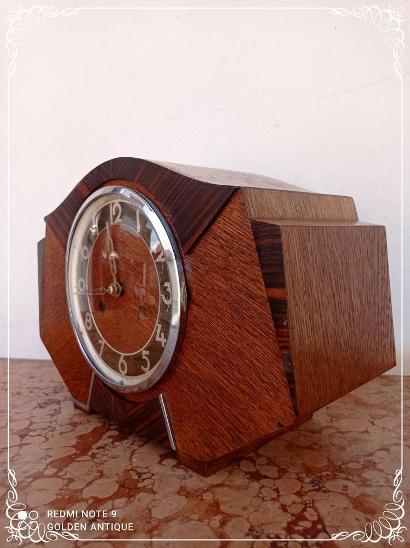 Nádherné dřevěné zdobené půlové krbové hodiny artdeco   - Starožitnosti