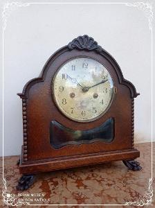 100 leté dřevěné zdobené krbové mechanické hodiny Kienzle Chipendale