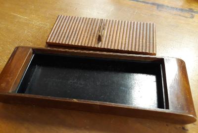 staré dřevěné pouzdro na cigarety, stolní 