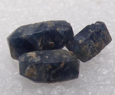 Safír Korund - 3x Přírodní Krystal - Drahokam 1,98 g - Madagaskar