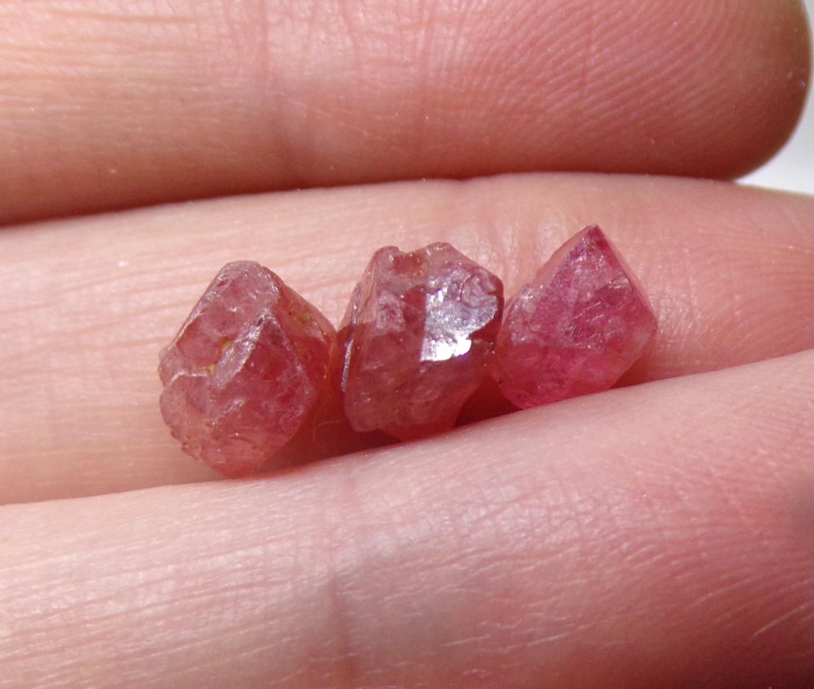 Spinel Červený - 3x Přírodní Krystal - Drahokam - 1,72 g - Barma - TOP - Minerály a skameneliny