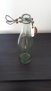 Stará skleněná lahev s uzávěrem