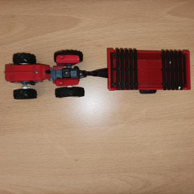 Stará hračka -kovovy traktor s vlekem 