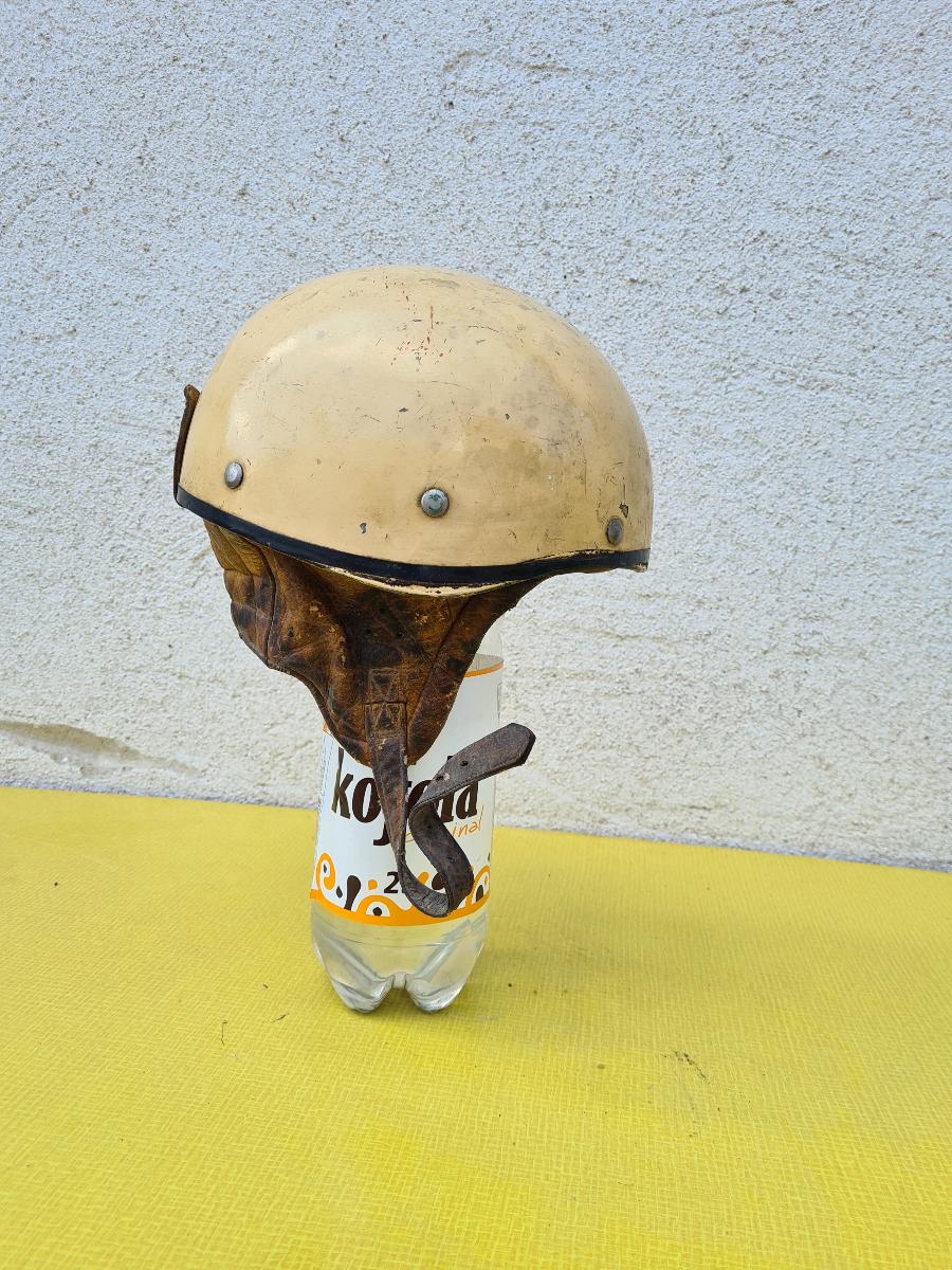 Stará retro helma na veterána kokoska - Kovona Karviná  - Auto-moto