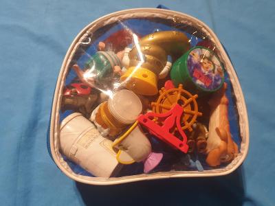 Zánovní plastové hračky pro dětí v batůžku